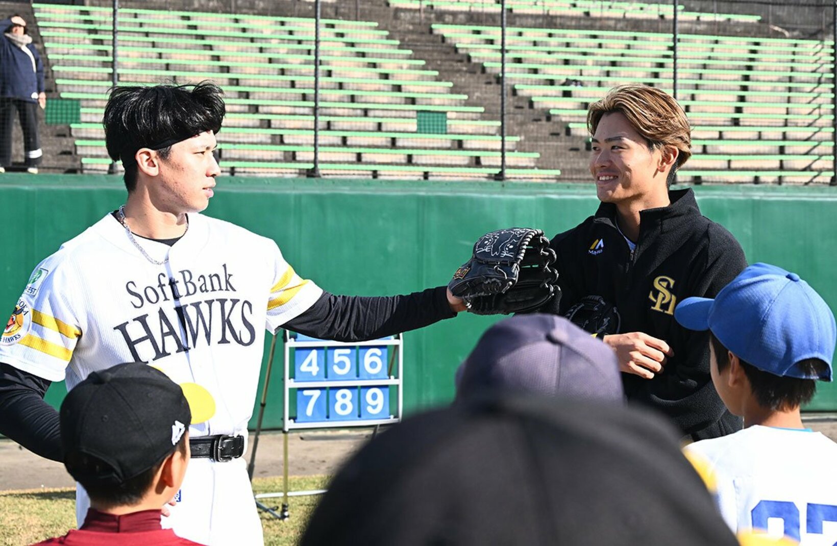 野球教室に尾形崇斗(左)らとともに参加した