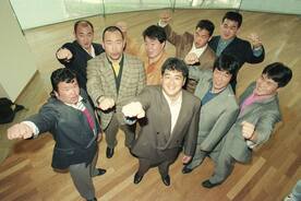 高田延彦（中央）を中心にしたＵＷＦインター。後列左が和田良覚レフェリー