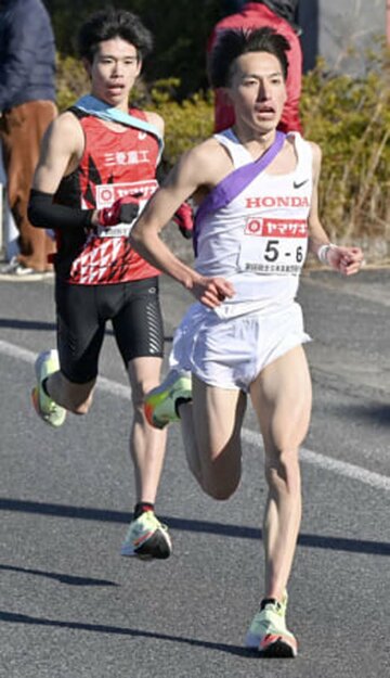 １月１日、６区で三菱重工の吉岡遼人(左)を抜き、トップに立つホンダの中山顕（代表撮影）