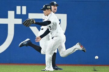 ５回二死満塁で、守備でのミスを犯してしまったヤクルト・塩見(手前)