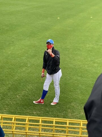  報道陣との雑談タイムでリラックスした表情の新庄監督(東スポWeb)