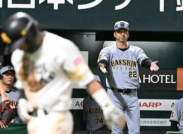 ソフトバンク・野村勇のプレーにリクエストする藤川監督