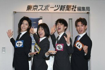 【写真】東スポ本社に来社したモナキ