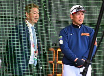 ブルペンで話す立浪和義氏(左)と井端弘和監督