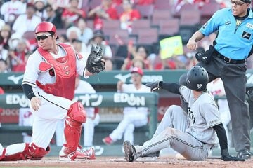 ５回、ボールを見失った広島・持丸泰輝。本塁突入の巨人・平山功太は落球をアピール