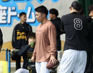 アメフトのボールと鉄アレイを持って、練習に加わった阪神・石井大智
