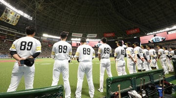 背番号「８９」にユニホームを着てセレモニーを見守るソフトバンクナイン