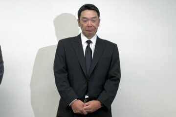 謝罪会見で涙をこらえる巨人前監督・阿部慎之助氏