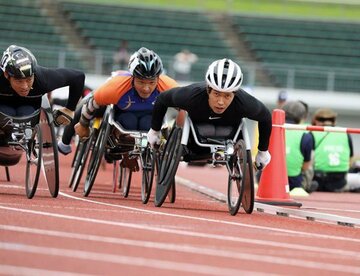  力強い走りを見せる鈴木（右）（トヨタ自動車提供）