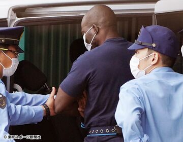  検察へ向かう車に乗るボビー容疑者（中央）