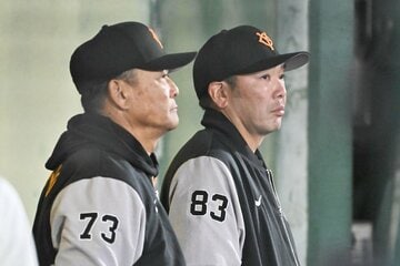 逆転勝ちを収めたが、ベンチでは重い表情の巨人・阿部監督(右)