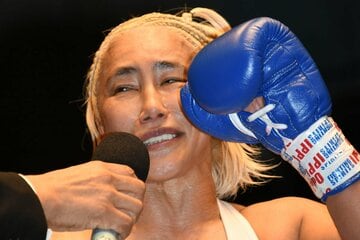 試合後のインタビューで涙ぐむ山本美憂