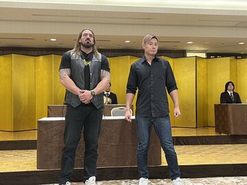 余裕のＶ宣言を行ったタロース(左)と綾部蓮の「タイタンズ・オブ・カラミティー」