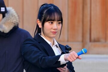 リポーターとして囲み取材に参加したリーダーの塩釜菜那