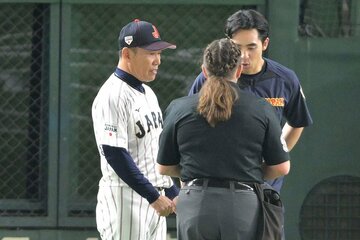 今度は井端監督が審判の元へ