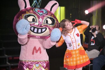バトルロイヤルに入場する魅仁夢(左)と矢口真里