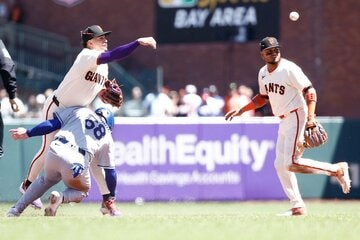 ウィリー・アダメスに向かってスライディングするダルトン・ラッシング（ロイター）