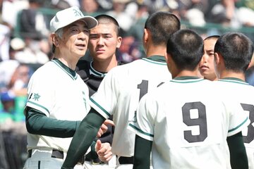 二松学舎大学付の市原勝人監督(左)　