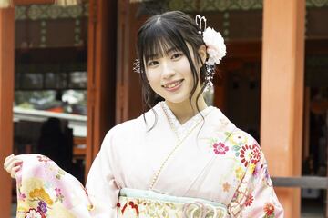 振袖を披露した山川万里愛（ⒸMercury）