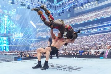 ブロック・レスナー（下）のF5もオバ・フェミには通じなかった（©WWE）