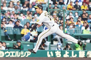 初回の守備でグラブトスする阪神・青柳