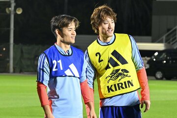 合宿練習の合間、瀬古歩夢(右)と談笑する久保建英