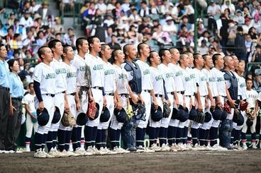 勝利し校歌斉唱する岡山学芸館ナイン