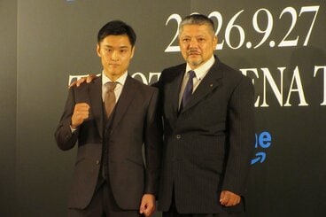 西田凌佑(左)の世界奪取を期待する六島ジムの枝川孝会長