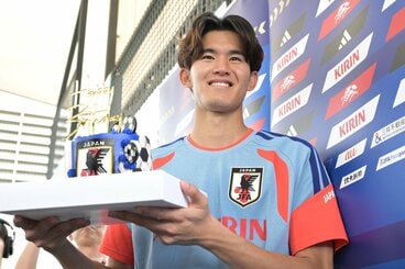 記者からケーキを贈られた後藤啓介