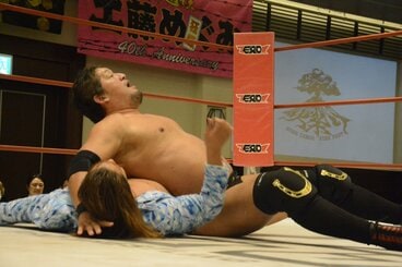 巨体を生かし、黒潮TOKYOジャパン(下)を潰しにかかった石川修司だが…(ゼロワン提供)