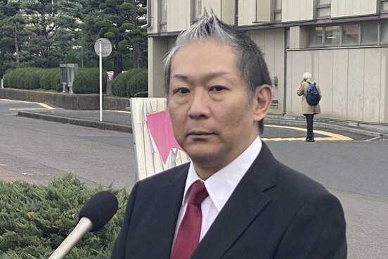 初公判後、取材に応じる石丸志門氏