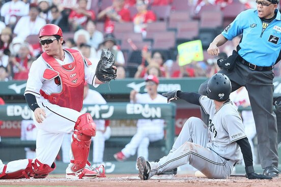 5回、ボールを見失った広島・持丸泰輝。本塁突入の巨人・平山功太は落球をアピール