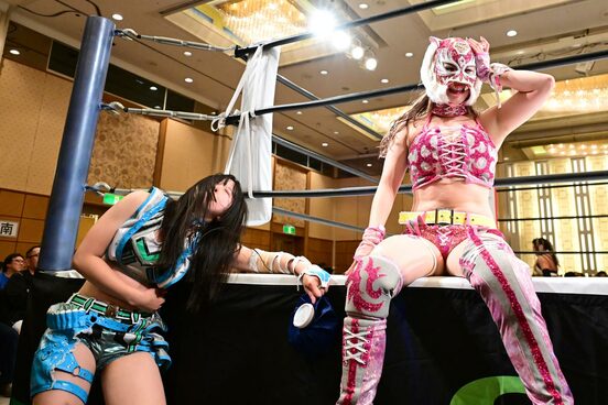 敗北した儛島エマ(左)とスターライト・キッド