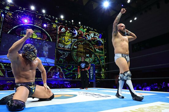 全勝のティタンを止めたロビー・エックス(右)