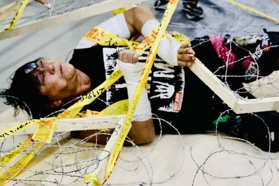 首を負傷し、一時動けなくなった大仁田厚（大仁田屋提供）　