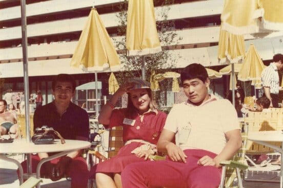 選手村でリラックスする谷津嘉章（右、本人提供）