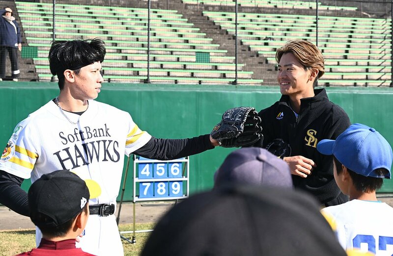 野球教室に尾形崇斗(左)らとともに参加した