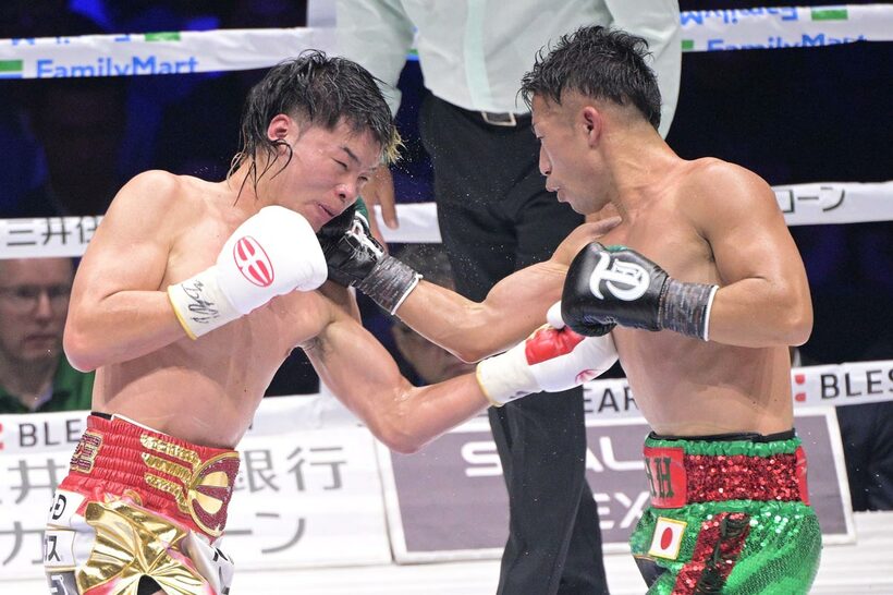 打ち合う那須川天心（左）と井上拓真