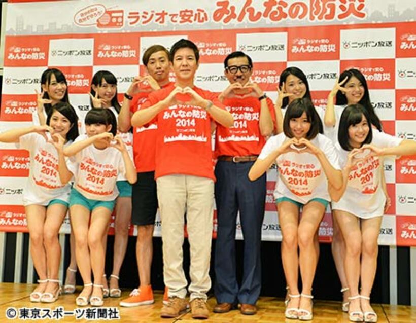 会見に出席した関根勤（中央）、「さんみゅ～」ら