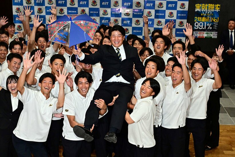 ヤクルトから１位指名された愛工大・中村優斗をチームメートが胴上げ