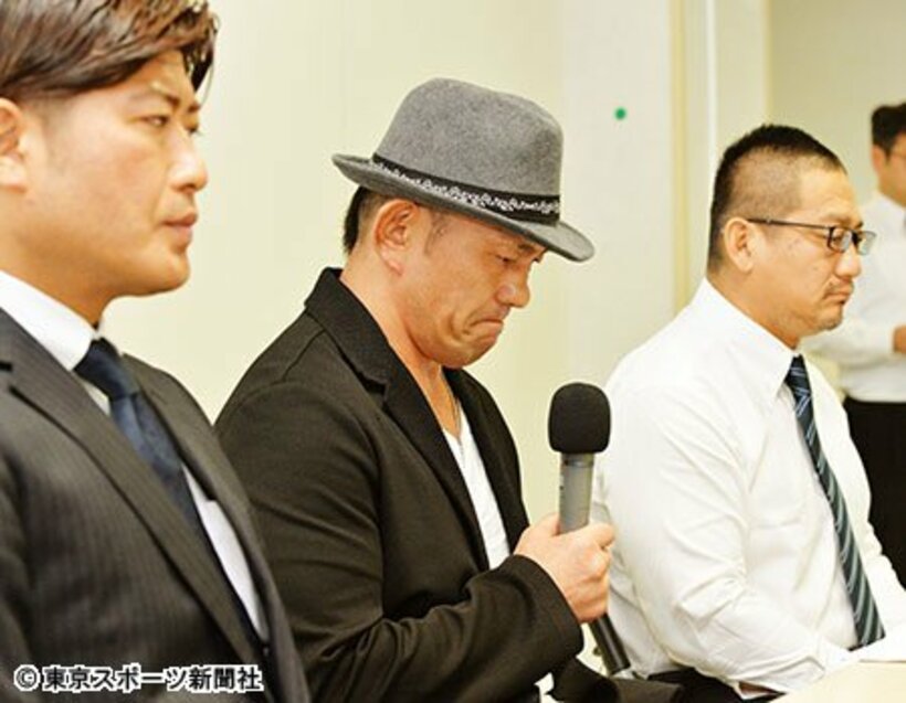  会見する（左）から石原真マネジャー、鈴木みのる、高木三四郎