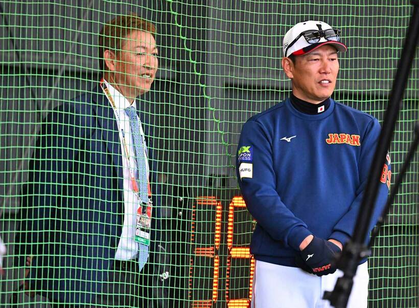 ブルペンで話す立浪和義氏(左)と井端弘和監督