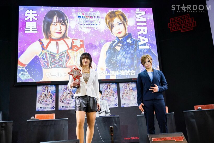  初防衛戦でＭＩＲＡＩ(右)を迎え撃つ朱里