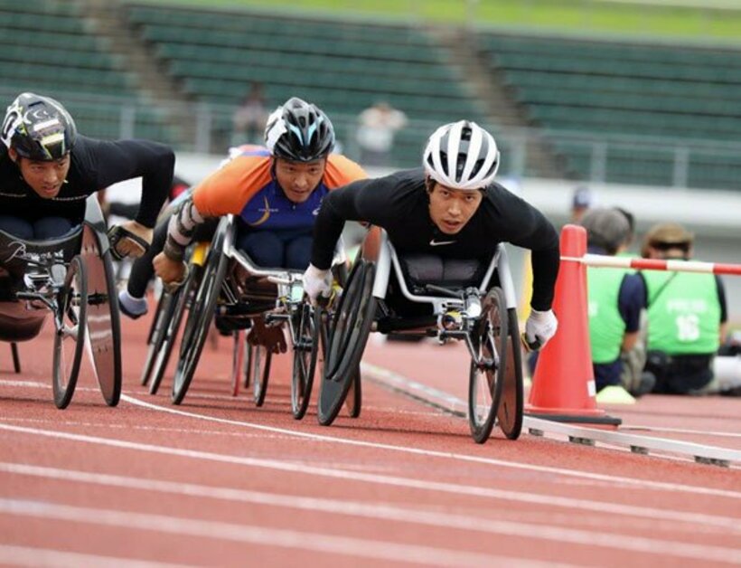  力強い走りを見せる鈴木（右）（トヨタ自動車提供）