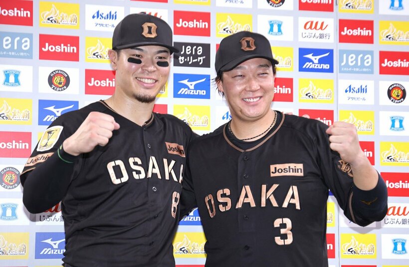 この日のヒーロー、佐藤輝明（左）と大山悠輔