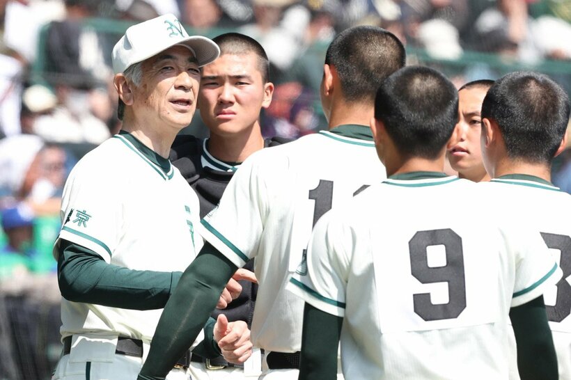 二松学舎大学付の市原勝人監督(左)　