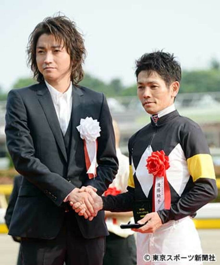 優勝した戸崎圭太騎手（右）を祝福する藤原竜也