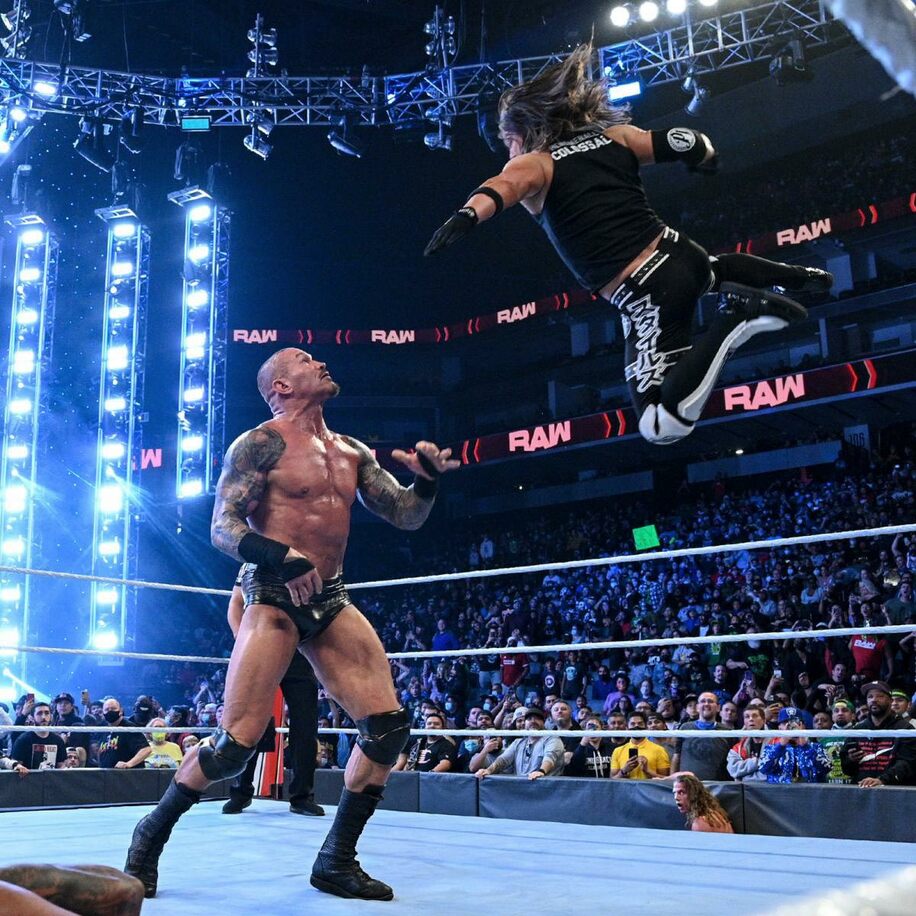  AJスタイルズ（右）はランディ・オートンにフェノメナールフォアアームを叩き込んだ(©2021 WWE, Inc. All Rights Reserved.)