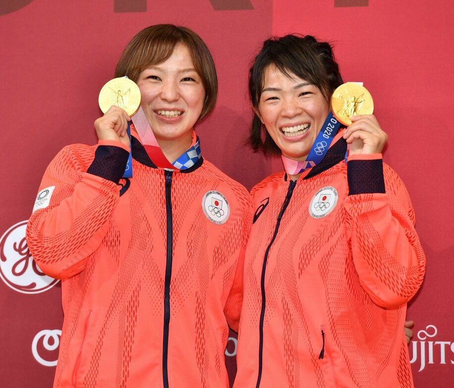  姉妹で金メダルを獲得し笑顔を見せる川井梨紗子（右）と妹の友香子