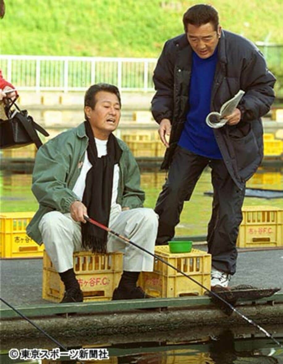 ロケ撮影先の釣り堀で梅宮辰夫（左）に指示を出す監督を務めた松方さん（２００２年１１月）